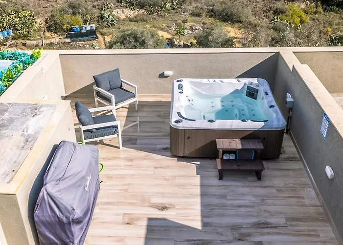 Stylish Duplex 3 Bedroom Jacuzzi, Bbq, Scenic Views