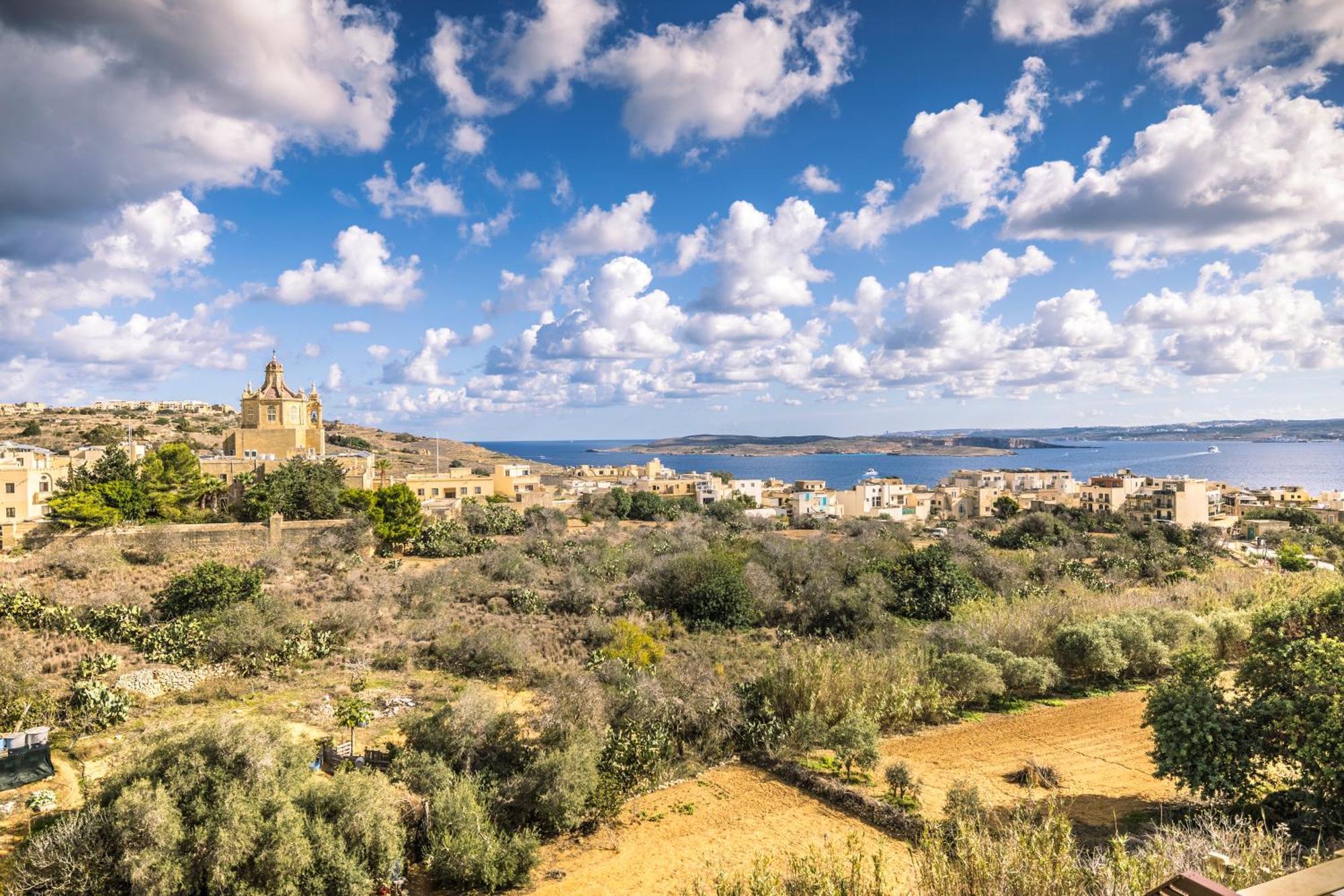 Stylish Duplex 3 Bedroom Jacuzzi, Bbq, Scenic Views * Għajnsielem